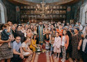 O tânără, pe care o parohie din Iași a ajutat-o să nu renunțe la școală, a terminal liceul și a intrat la facultate: „Bucuria noastră cea mai mare este că investiția în educația lor începe să rodească”