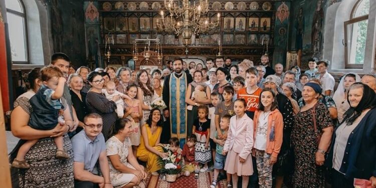 O tânără, pe care o parohie din Iași a ajutat-o să nu renunțe la școală, a terminal liceul și a intrat la facultate: „Bucuria noastră cea mai mare este că investiția în educația lor începe să rodească”