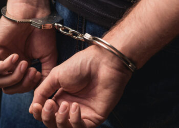 Un clujean petrecăreț a ajuns în arest după ce l-a lovit pe un polițist cu pumnul în față. Oamenii legii au tras trei focuri de avertisment