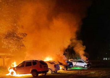 Opt autoturisme și un microbuz, afectate de un incendiu în municipiul Bacău