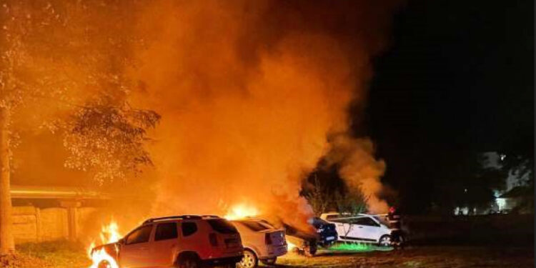 Opt autoturisme și un microbuz, afectate de un incendiu în municipiul Bacău