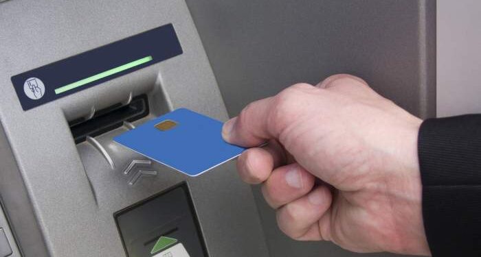 Un cuplu din Noua Zeelandă a trăit pe picior mare doi ani de zile, după ce o bancă i-a virat bărbatului în cont șase milioane de euro în loc de 60.000 de euro