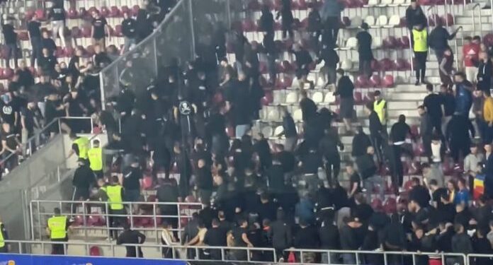 Jandarmii au acționat pentru a-i calma pe suporterii nervoși, la începutul meciului România – Bosnia-Herțegovina