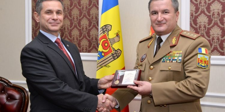 Șeful Statului Major al Apărării a primit medalia ”Consolidarea Frăției de Arme”, în vizita oficială din Republica Moldova