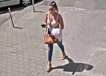 Polițiștii caută o femeie care și-a însușit 21.800 de lei blocați într-un bancomat din Târgu Mureș