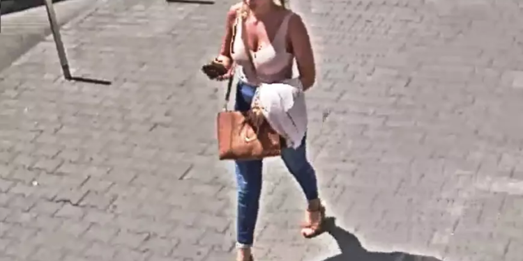 Polițiștii caută o femeie care și-a însușit 21.800 de lei blocați într-un bancomat din Târgu Mureș