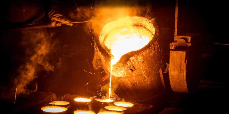 Angajații care au lucrat în turnătorii de oțel, fontă și nu numai ar putea beneficia de reducerea vârstei de pensionare și încadrarea în grupe speciale de muncă