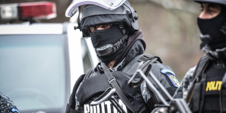 Polițiștii români desfășoară astăzi opt acțiuni operative și 58 de percheziții în dosare penale din domeniile combaterea criminalității organizate, investigarea criminalității economice și investigații criminale