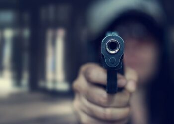 Un tânăr din Drobeta-Turnu Severin intrat într-un apartament și a tras mai multe focuri de armă. Acesta a încercat să tâlhărească persoanele din locuință