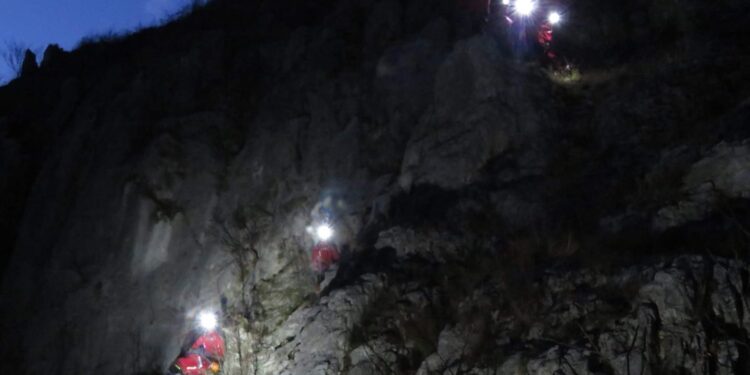 Tânăr găsit mort pe Masivul Retezat. Acesta a alunecat pe un jgheab de zăpadă înghețată și a căzut circa 100 de metri