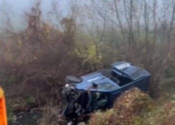 Șapte persoane au fost rănite, după ce microbuzul în care se aflau s-a răsturnat în afara unui drum din județul Sibiu. Șoferul era beat