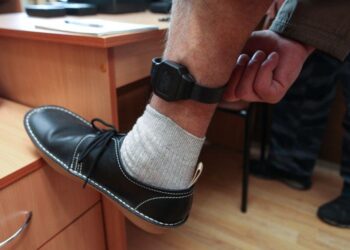 Polițiștii din București au montat prima brățară de supraveghere unui bărbat care și-a bătut iubita