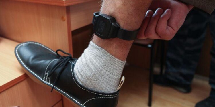 Polițiștii din București au montat prima brățară de supraveghere unui bărbat care și-a bătut iubita