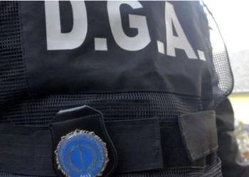 Tatăl unui individ cercetat pentru viol a fost prins în flagrant în timp ce încerca să mituiască doi polițiști cu câte o monedă prețioasă