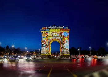 Centenarul Arcului de Triumf a fost marcat printr-un spectacol de video mapping pe fațada monumentului