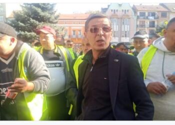 Angajații noului operator de salubrizare din Târgu Mureș, protest în fața Prefecturii: „Sunt muncitori care din vară au primit doar câteva sute de lei”