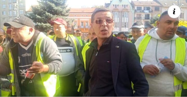 Angajații noului operator de salubrizare din Târgu Mureș, protest în fața Prefecturii: „Sunt muncitori care din vară au primit doar câteva sute de lei”