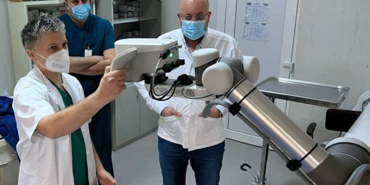 Un microscop robotizat de ultimă generație a intrat în dotarea Spitalului Județean de Urgență Vâlcea