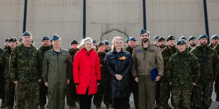 Ceremonia de încheiere a misiunii de Poliție Aeriană Întărită a detașamentului Forțelor Aeriene Regale Canadiene