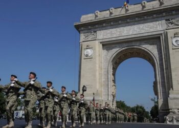 Peste 1.500 de militari vor participa la Parada militară organizată în Piața Arcului de Triumf, cu ocazia Zilei Naționale a României
