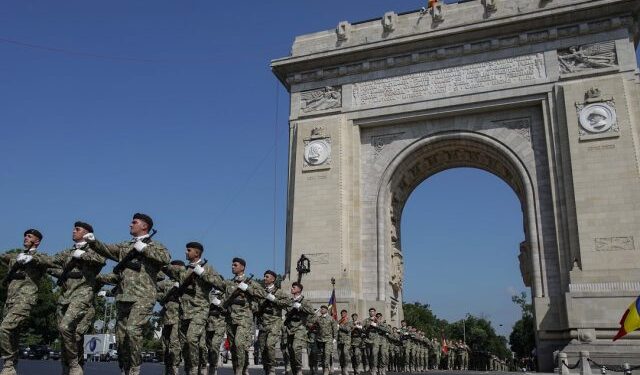 Peste 1.500 de militari vor participa la Parada militară organizată în Piața Arcului de Triumf, cu ocazia Zilei Naționale a României