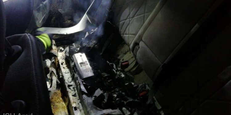 Pompierii arădeni au intervenit la primul incendiu izbucnit la o mașină electrică. Trei ore a durat intervenția