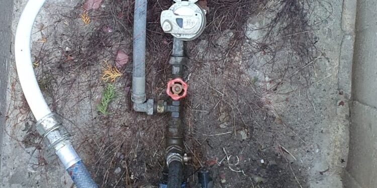 Fiul primarului din Bușteni, județul Prahova, acuzat că ar fura apă din sistemul public de alimentare