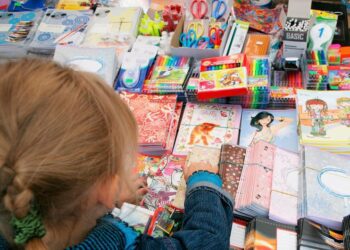 Circa 160.000 de copii din medii defavorizate au primit voucherele de 500 de lei pentru rechizite și îmbrăcăminte