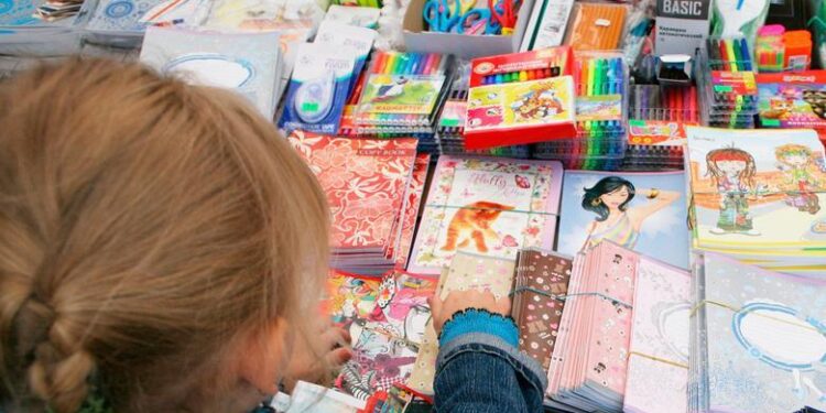 Circa 160.000 de copii din medii defavorizate au primit voucherele de 500 de lei pentru rechizite și îmbrăcăminte