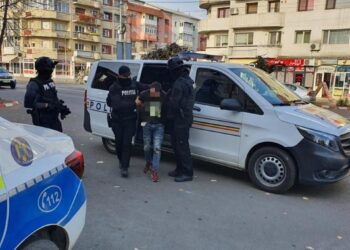 Un tânăr căutat de Interpol a fost prins de polițiștii rutieri din Vrancea și Galați. Acesta a refuzat să oprească pentru un control de rutină