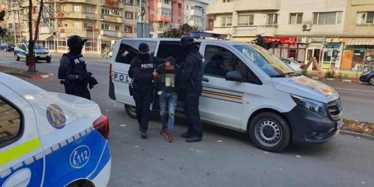 Un tânăr căutat de Interpol a fost prins de polițiștii rutieri din Vrancea și Galați. Acesta a refuzat să oprească pentru un control de rutină