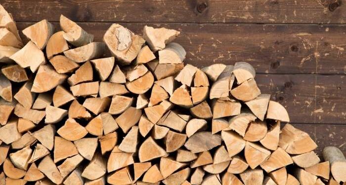 Premierul României susține că se va corecta decizia privind plafonarea prețului lemnului de foc