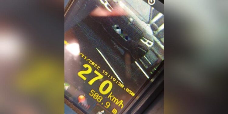 Un șofer care gonea cu 270 km/h pe autostrada A1 a fost amendat cu 1.305 lei și i-a fost suspendat permisul pentru 120 de zile