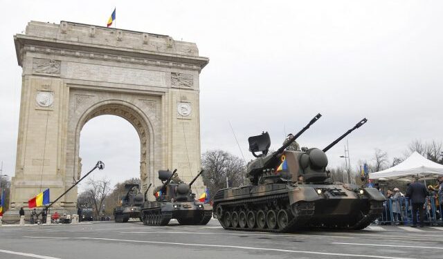 Peste 1.500 de militari vor participa la Parada militară organizată în Piața Arcului de Triumf, cu ocazia Zilei Naționale a României