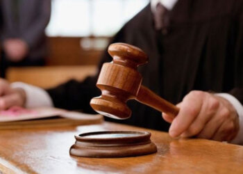 Un individ a fost trimis în judecată pentru că l-a păcălit pe un angajator că are studii universitare