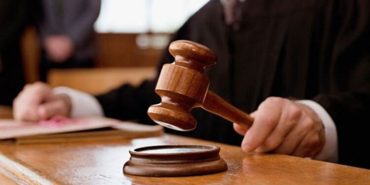 Un individ a fost trimis în judecată pentru că l-a păcălit pe un angajator că are studii universitare