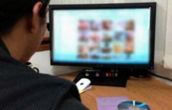 Individ condamnat la 20 de ani de închisoare pentru pornografie infantilă, participație improprie la viol și șantaj și alte infracțiuni