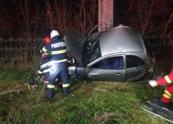 Un minor s-a izbit cu mașina într-un stâlp în localitatea Băbeni, județul Vâlcea. Conducătorul auto a murit, iar alți doi tineri au fost grav răniți