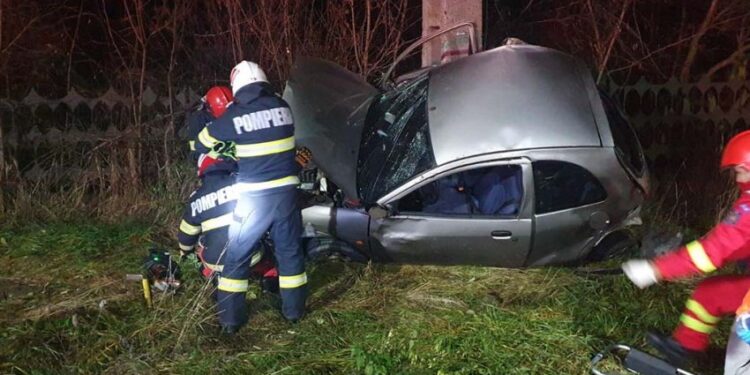 Un minor s-a izbit cu mașina într-un stâlp în localitatea Băbeni, județul Vâlcea. Conducătorul auto a murit, iar alți doi tineri au fost grav răniți