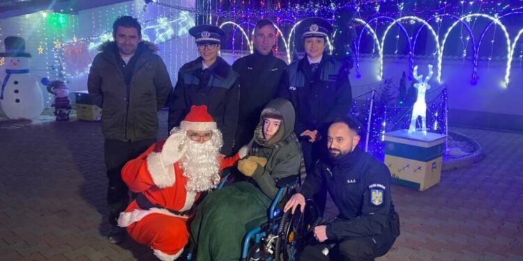 Polițiștii din Alba au bucurat mai mulți copii în cadrul unei campanii umanitare de Crăciun