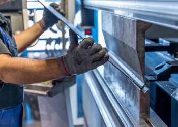 Comenzile noi în industria prelucrătoare au crescut cu 19,9% în primele zece luni ale anului 2022, față de aceeași perioadă a anului precedent