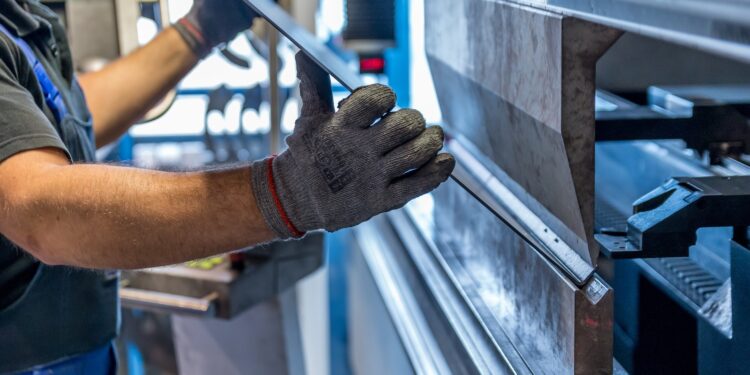 Comenzile noi în industria prelucrătoare au crescut cu 19,9% în primele zece luni ale anului 2022, față de aceeași perioadă a anului precedent