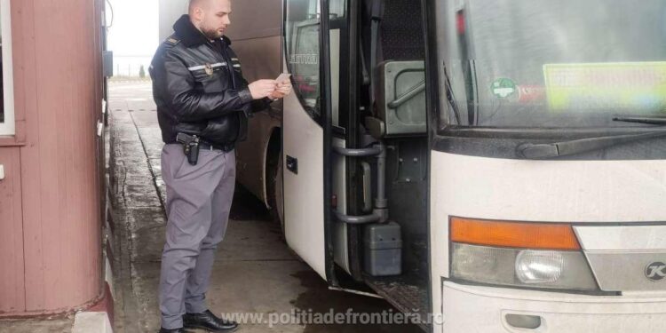 Un bărbat din Republica Moldova s-a prezentat la PTF Stânca având asupra sa o carte de identitate falsă, pentru care ar fi plătit 300 de euro