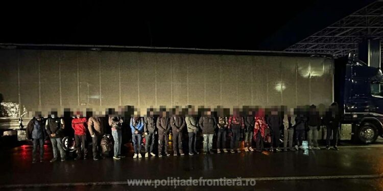 19 cetățeni din Pakistan, India și Bangladesh au fost descoperiți într-un camion în PTF Nădlac II. Aceștia voiau să ajungă ilegal în Spațiul Schengen