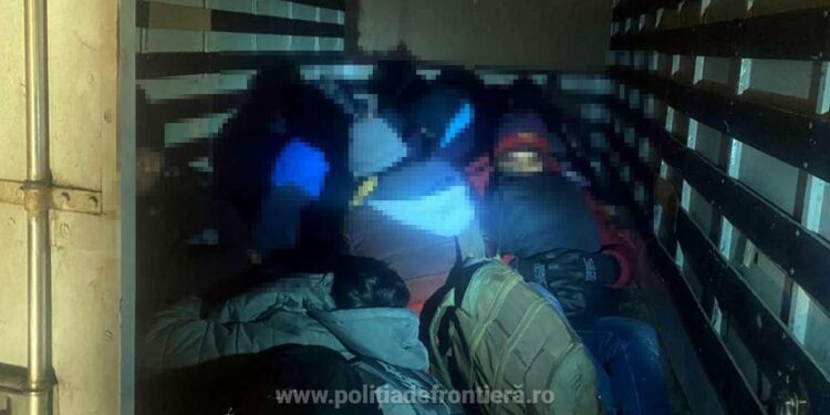 31 de cetățeni străini, ascunși în două mijloace de transport, au fost depistați în PTF Nădlac II
