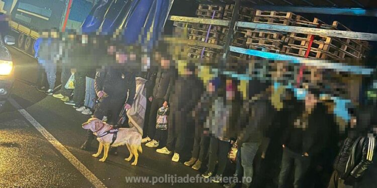 48 de migranţi au încercat să treacă ilegal frontiera în Ungaria, ascunşi în cinci mijloace de transport