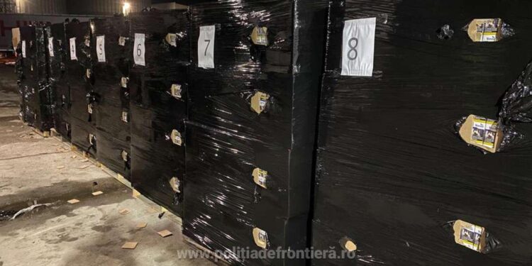 Țigări de contrabandă, în valoare de peste 1,5 milioane de euro, descoperite într-un camion în PTF Bechet