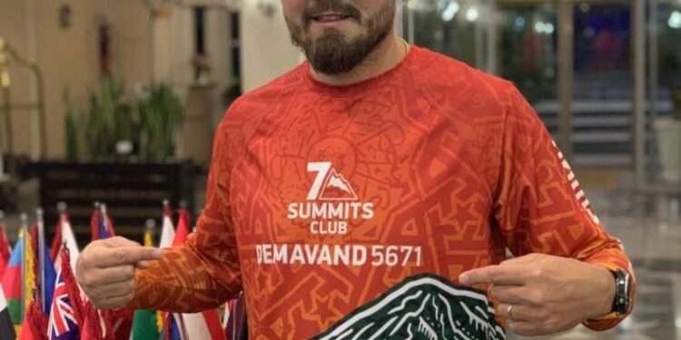 Alpinistul Adrian Ahrițculesei a pornit spre Muntele Sidley. Acesta este ultimul vârf din ”Circuitul celor șapte vulcani”