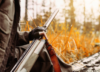 Un bărbat a murit după ce a fost împușcat la o partidă de vănătoare neautorizată