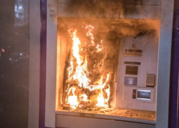 Polițiștii din Mediaș îi caută pe hoții care au incendiat un bancomat în încercarea de a-l goli de bani